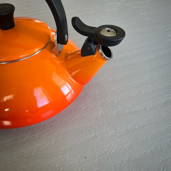 Le Creuset Flame Orange Zen Whistling Tea Kettle 1.6QT Enamel on Steel - Picture 5 of 10